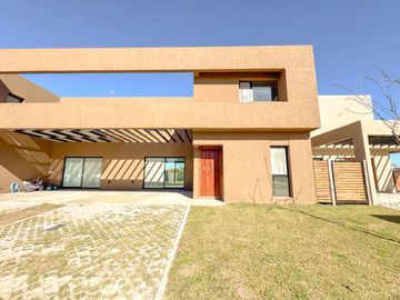 Casa 3 Dorm - Condominios DM