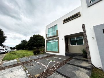 HERMOSA CASA EN COTO, EN BOSQUES CEDROS, CON UBICACION PRIVILEGIADA