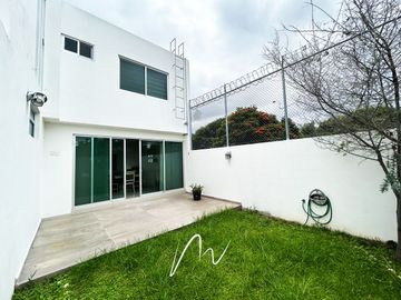 HERMOSA CASA EN COTO, EN BOSQUES CEDROS, CON UBICACION PRIVILEGIADA