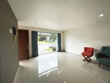 HERMOSA CASA EN COTO, EN BOSQUES CEDROS, CON UBICACION PRIVILEGIADA