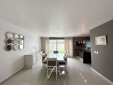 HERMOSA CASA EN COTO, EN BOSQUES CEDROS, CON UBICACION PRIVILEGIADA