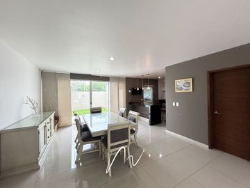 HERMOSA CASA EN COTO, EN BOSQUES CEDROS, CON UBICACION PRIVILEGIADA