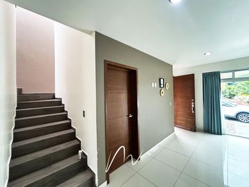 HERMOSA CASA EN COTO, EN BOSQUES CEDROS, CON UBICACION PRIVILEGIADA