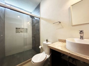 HERMOSA CASA EN COTO, EN BOSQUES CEDROS, CON UBICACION PRIVILEGIADA