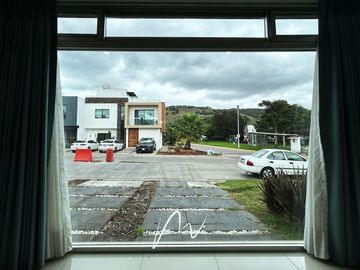 HERMOSA CASA EN COTO, EN BOSQUES CEDROS, CON UBICACION PRIVILEGIADA