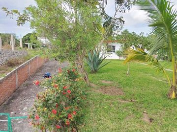 CASA DE CAMPO AMPLIO TERRENO FRENTE AL RIO TUXPAN.