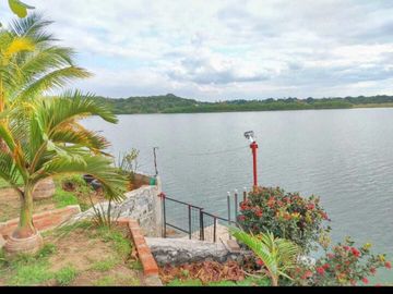 CASA DE CAMPO AMPLIO TERRENO FRENTE AL RIO TUXPAN.