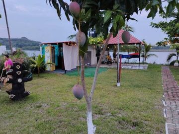 CASA DE CAMPO AMPLIO TERRENO FRENTE AL RIO TUXPAN.