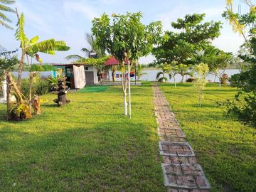 CASA DE CAMPO AMPLIO TERRENO FRENTE AL RIO TUXPAN.