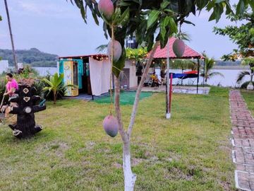 CASA DE CAMPO AMPLIO TERRENO FRENTE AL RIO TUXPAN.