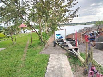 CASA DE CAMPO AMPLIO TERRENO FRENTE AL RIO TUXPAN.