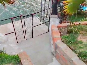 CASA DE CAMPO AMPLIO TERRENO FRENTE AL RIO TUXPAN.