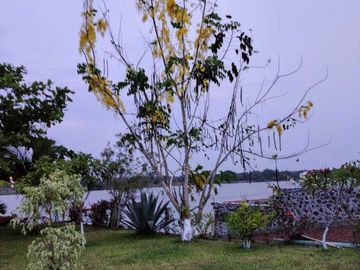 CASA DE CAMPO AMPLIO TERRENO FRENTE AL RIO TUXPAN.