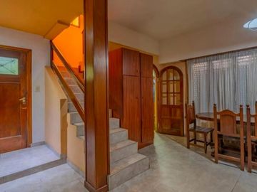 Casa a la venta tres ambientes, excelente estado.