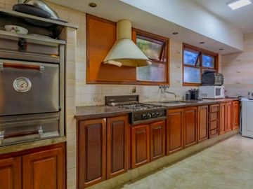 Casa a la venta tres ambientes, excelente estado.