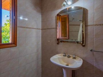 Casa a la venta tres ambientes, excelente estado.