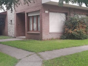 Casa a la venta tres ambientes, excelente estado.