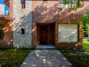 Casa a la venta tres ambientes, excelente estado.