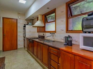 Casa a la venta tres ambientes, excelente estado.