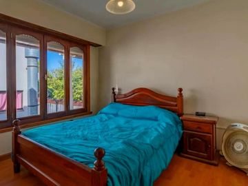 Casa a la venta tres ambientes, excelente estado.