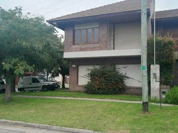 Casa a la venta tres ambientes, excelente estado.