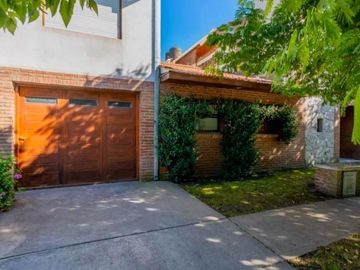 Casa a la venta tres ambientes, excelente estado.