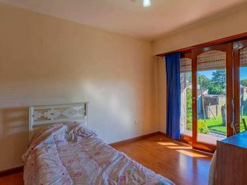 Casa a la venta tres ambientes, excelente estado.