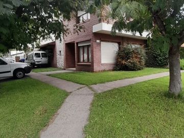 Casa a la venta tres ambientes, excelente estado.