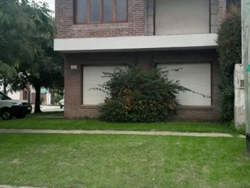 Casa a la venta tres ambientes, excelente estado.