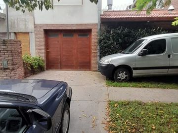 Casa a la venta tres ambientes, excelente estado.