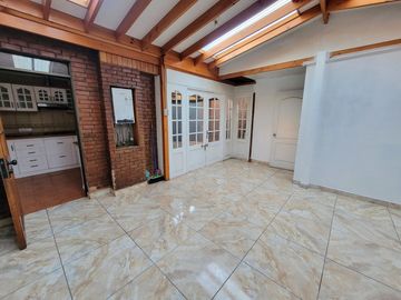 Se Vende Casa de Tres piso en sector El Rosal, Maipú