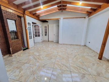 Se Vende Casa de Tres piso en sector El Rosal, Maipú