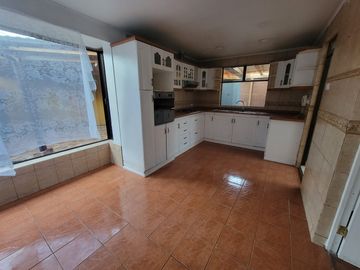 Se Vende Casa de Tres piso en sector El Rosal, Maipú