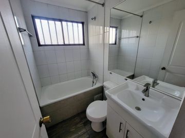 Se Vende Casa de Tres piso en sector El Rosal, Maipú