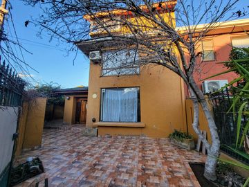 Se Vende Casa de Tres piso en sector El Rosal, Maipú