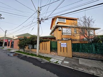 Se Vende Casa de Tres piso en sector El Rosal, Maipú