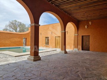 Urquijo Residencial: Casa Cantabria, elegante, amplios espacios, finos acabados.