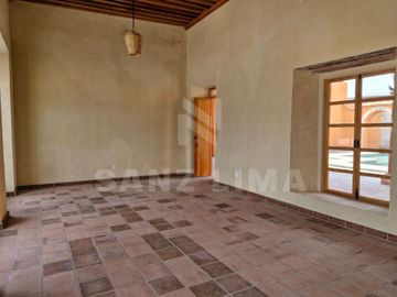 Urquijo Residencial: Casa Cantabria, elegante, amplios espacios, finos acabados.