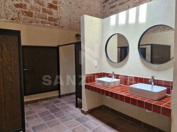 Urquijo Residencial: Casa Cantabria, elegante, amplios espacios, finos acabados.