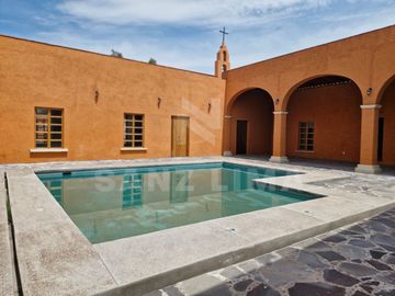 Urquijo Residencial: Casa Cantabria, elegante, amplios espacios, finos acabados.