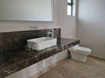 Urquijo Residencial: Casa Cantabria, elegante, amplios espacios, finos acabados.