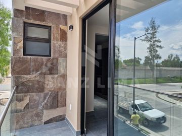 Urquijo Residencial: Casa Cantabria, elegante, amplios espacios, finos acabados.