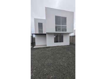 En venta casa de dos pisos sector Cdla Manta azul.