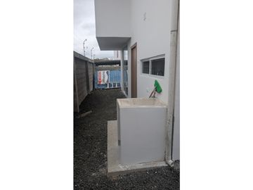 En venta casa de dos pisos sector Cdla Manta azul.