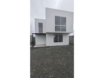 En venta casa de dos pisos sector Cdla Manta azul.