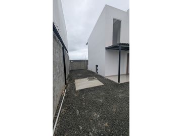 En venta casa de dos pisos sector Cdla Manta azul.