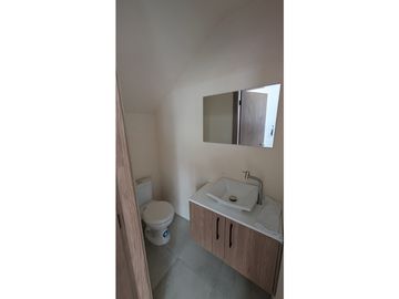 En venta casa de dos pisos sector Cdla Manta azul.