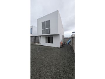 En venta casa de dos pisos sector Cdla Manta azul.