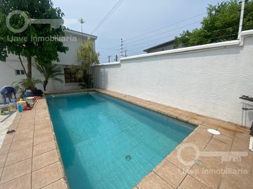 Casa de 2 niveles con consultorio en Venta en Av Miguel Hidalgo,Col. Benito Juarez N, Coatzacoalcos.