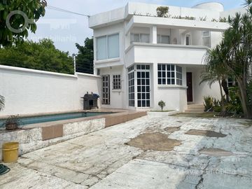 Casa de 2 niveles con consultorio en Venta en Av Miguel Hidalgo,Col. Benito Juarez N, Coatzacoalcos.